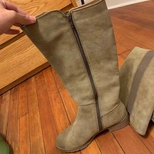CUTE BARELY USED BOOTS